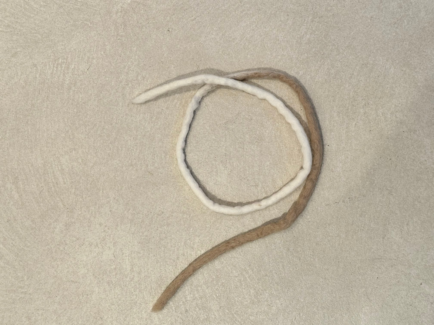 Felt String Cat Toy – Natural Wool Teaser for Interactive & Solo Play